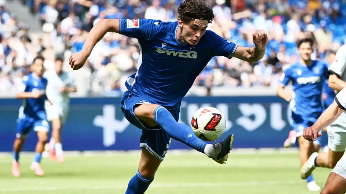 Karlsruher SC - Arminia Bielefeld: 08.08.2026, Baden-Württemberg, Karlsruhe: Fußball, Männer: 2. Bundesliga, Karlsruher SC - Arminia Bielefeld, 1. Spieltag, BBBank Wildpark. Der Karlsruher Moritz Broschinski (Torschütze zum 1:0). Foto: Uli Deck/dpa - WICHTIGER HINWEIS: Gemäß den Vorgaben der Bundesliga bzw. des DFB Deutscher Fußball-Bund ist es untersagt, in dem Stadion und/oder vom Spiel angefertigte Fotoaufnahmen in Form von Sequenzbildern und/oder videoähnlichen Fotostrecken zu verwerten bzw. verwerten zu lassen. +++ dpa-Bildfunk +++