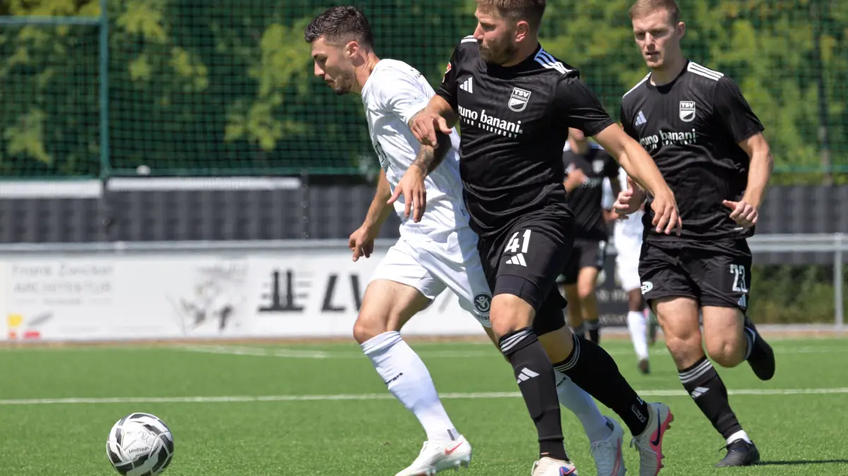 Young Boys Reutlingen vs. TSV Essingen, Fussball, Oberliga BW, 01.Spieltag, Saison 2026/2027, 08.08.2026 : Ante Galic (Young Boys Reutlingen, #11) am / mit Ball im Zweikampf mit Patrick Auracher (TSV Essingen, #41)
Young Boys Reutlingen vs. TSV Essingen,
Fussball, Oberliga BW, 01.Spieltag, Saison 2026/2027, 08.08.2026
Foto: Eibner-Pressefoto/ Tobias Baur