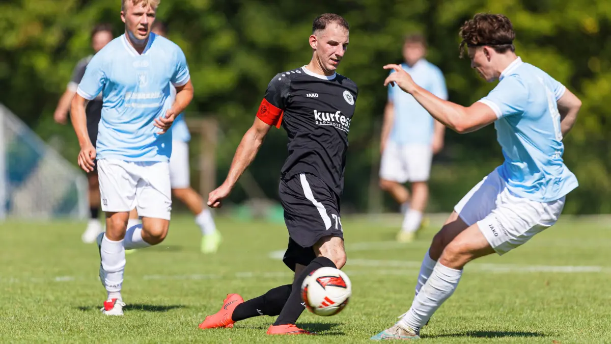 Fussball Landesliga: Fussball Landesliga; TSGV Waldstetten - SC Geislingen;
Max Beyerle (TSGV Waldstetten, #22), Mert Özdemir (SC Geislingen, #79) und Jonas Kurz (TSGV Waldstetten, #6);
08.08.2026; Waldstetten.
Foto: Thomas Madel