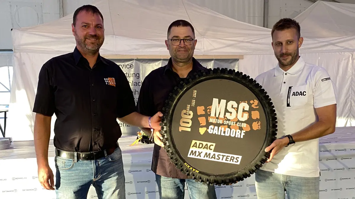 Empfang ADAC MX Masters Motocross 2026 Fabian Schuster überreicht MSC Vorstand eine Trophäe
