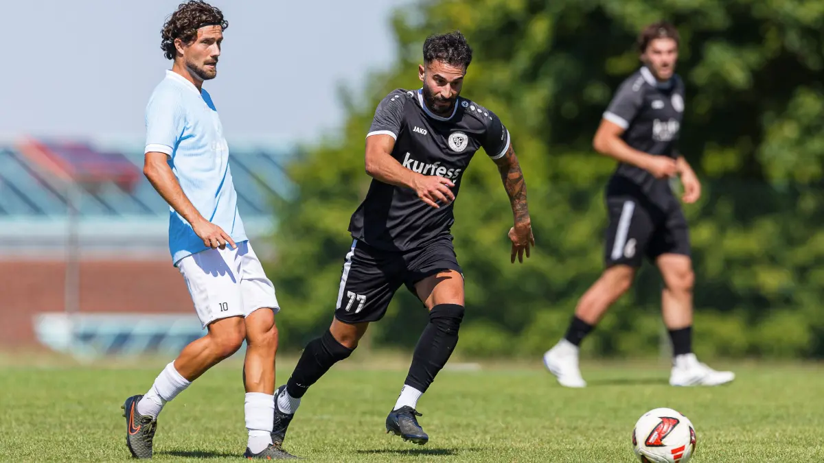 Fussball Landesliga: Fussball Landesliga; TSGV Waldstetten - SC Geislingen;
Joshua Szenk (TSGV Waldstetten, #10) und Sven Sönmez (SC Geislingen, #77);
08.08.2026; Waldstetten.
Foto: Thomas Madel