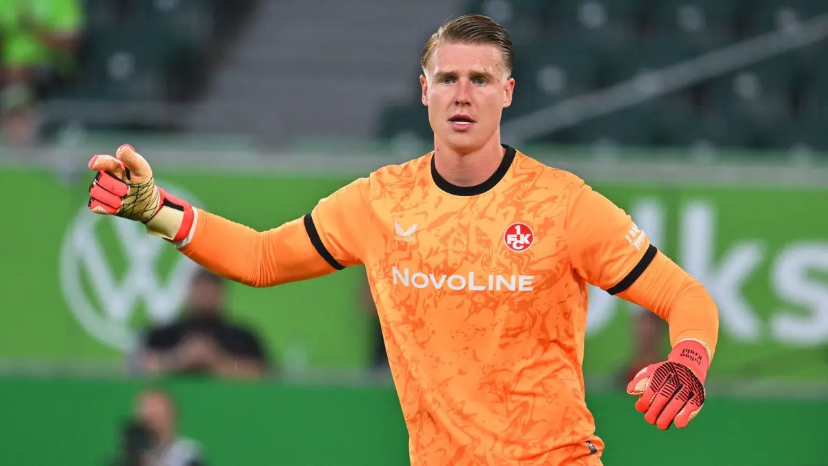VfL Wolfsburg - 1. FC Kaiserslautern: 08.08.2026, Niedersachsen, Wolfsburg: Fußball, Männer: 2. Bundesliga, VfL Wolfsburg - 1. FC Kaiserslautern, 1. Spieltag, Volkswagen Arena. Torwart Julian Krahl (1. FC Kaiserslautern) in Aktion. Foto: Swen Pförtner/dpa - WICHTIGER HINWEIS: Gemäß den Vorgaben der Bundesliga bzw. des DFB Deutscher Fußball-Bund ist es untersagt, in dem Stadion und/oder vom Spiel angefertigte Fotoaufnahmen in Form von Sequenzbildern und/oder videoähnlichen Fotostrecken zu verwerten bzw. verwerten zu lassen. +++ dpa-Bildfunk +++