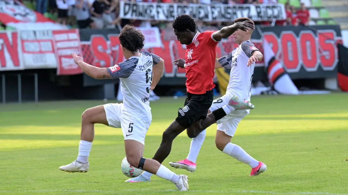 Fussball OL | SSV Reutlingen vs. FC Noettingen: Fussball OL | SSV Reutlingen (rot) vs. FC Noettingen (weiss) // 2026-08-07 // Foto: JoBaur // #7 Terry Asare (SSV Reutlingen) / #5 Luca Campanile (FC Noettingen) / #99 Salvatore Catanzano (FC Noettingen), re
