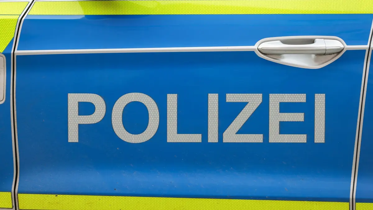 Symbolbild Streifenwagen: ARCHIV - 13.03.2025, Sachsen-Anhalt, Naumburg: Ein Streifenwagen der Polizei. (zu dpa: «Motorradfahrer stirbt bei Zusammenstoß mit Auto») Foto: Jan Woitas/dpa +++ dpa-Bildfunk +++