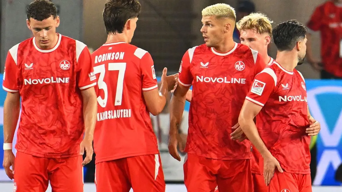 VfL Wolfsburg - 1. FC Kaiserslautern: 08.08.2026, Niedersachsen, Wolfsburg: Fußball, Männer: 2. Bundesliga, VfL Wolfsburg - 1. FC Kaiserslautern, 1. Spieltag, Volkswagen Arena. Spieler von 1. FC Kaiserslautern klatschen nach dem Schlusspfiff ab. Foto: Swen Pförtner/dpa +++ dpa-Bildfunk +++