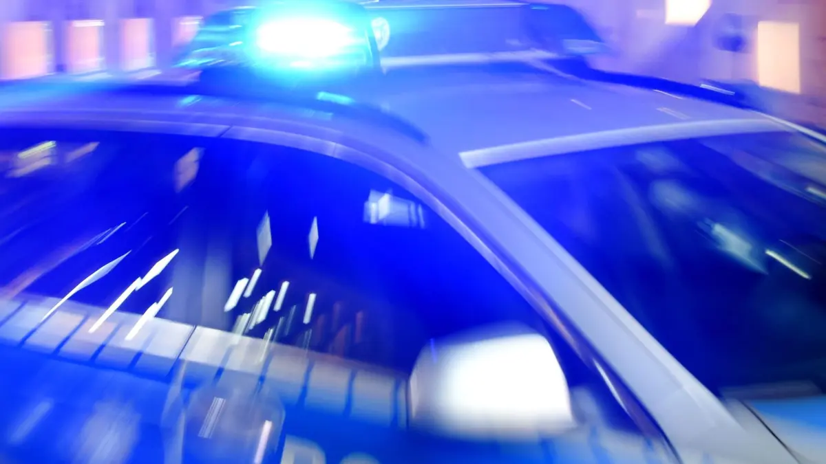 Polizeistreife in Unfall verwickelt: ARCHIV - 06.08.2015, Schleswig-Holstein, Flensburg: Ein Streifenwagen der Polizei steht mit eingeschaltetem Blaulicht auf der Straße. (zu dpa: «Polizeistreife kollidiert im Einsatz mit Auto») Foto: Carsten Rehder/dpa +++ dpa-Bildfunk +++