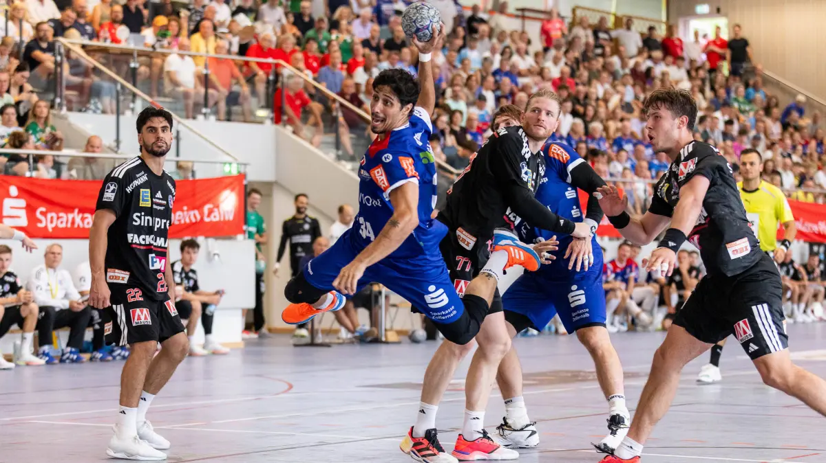 GER, HBW Balingen-Weilstetten vs. HC Erlangen, Handball, Vorbereitung, Turnier, S-Cup Altensteig, Spiel um Platz 3, Spielzeit 2026/2027, 09.08.2026,: Yonatan DAYAN HBW Balingen-Weilstetten, 34 erzielt ein Tor, Aktion, Torwurf GER, HBW Balingen-Weilstetten vs. HC Erlangen, Handball, Vorbereitung, Turnier, S-Cup Altensteig, Spiel um Platz 3, Spielzeit 2026/2027, 09.08.2026, GER, HBW Balingen-Weilstetten vs. HC Erlangen, Handball, Vorbereitung, Turnier, S-Cup Altensteig, Spiel um Platz 3, Spielzeit 2026/2027, 09.08.2026, Altensteig *** Yonatan DAYAN, HBW Balingen Weilstetten, 34, scores a goal play shot on goal GER HBW Balingen Weilstetten vs. HC Erlangen handball preseason tournament S Cup Altensteig 3rd-place match 20262027 season, August 9, 2026, GER, HBW Balingen Weilstetten vs. HC Erlangen, handball, preseason, tournament, S Cup Altensteig, 3rd-place match, 20262027 season, August 9, 2026, Altensteig Copyright: xEibnerxPressefoto/OliverxSchmidtx EP_OST