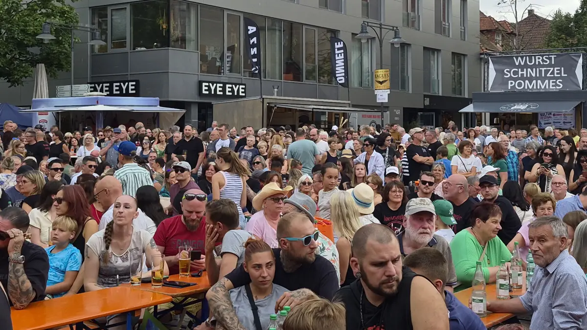 Das gute Wetter spielte dem Kultursommer in die Karten: Zahlreiche Besucherinnen und Besucher waren gekommen, um sich die Musik-Acts anzuhören.