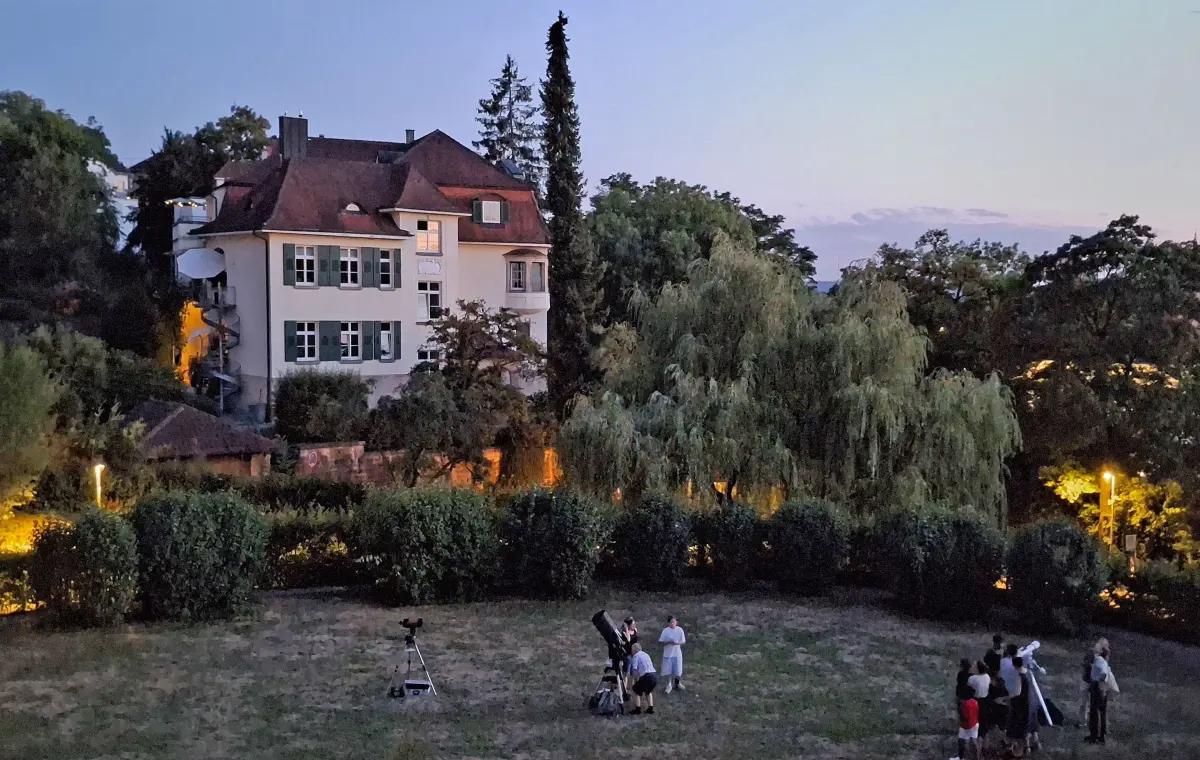 Im Garten des deutsch-französischen Instituts standen am Wochenende drei Teleskope.