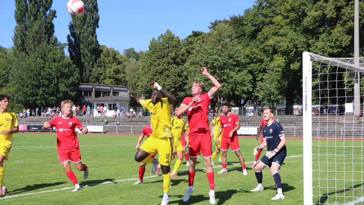 Der TSV Crailsheim (gelb) gewinnt das Hohenlohe-Derby gegen die TSG Öhringen verdient mit 2:0.