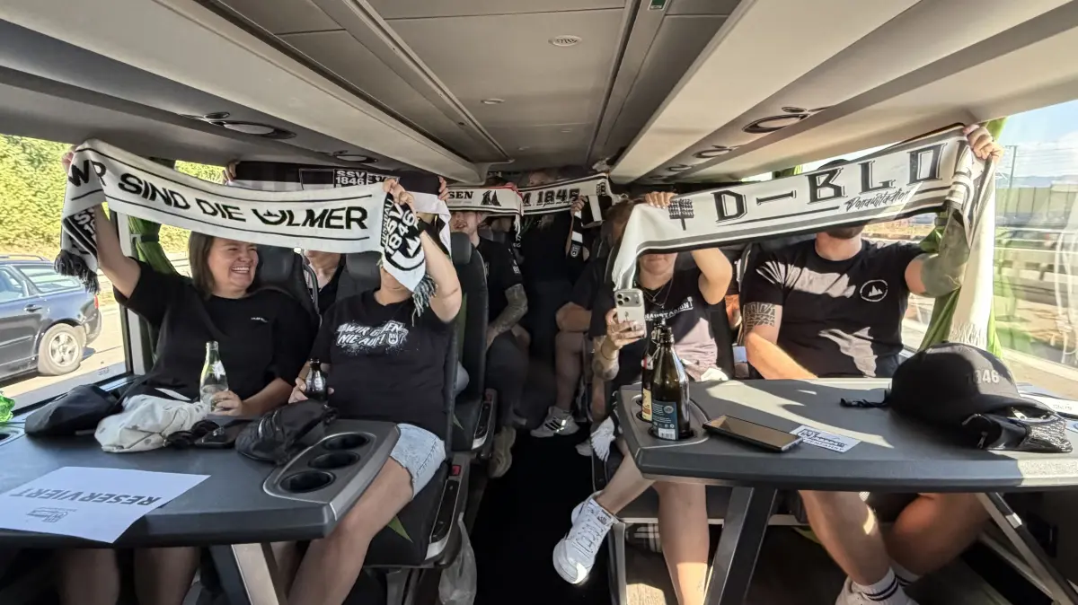 Die größte Auswärtsfahrt seit Zweitliga-Zeiten: Rund 3500 Fans haben den SSV Ulm nach Stuttgart begleitet. Wir sind mit der Spatzenfahrt angereist - eine Reportage.