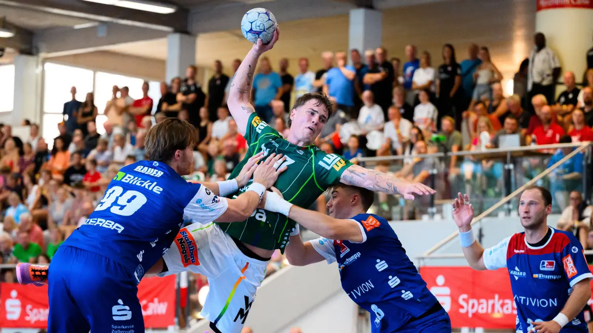 Frisch Auf Goeppingen - HBW Balingen : Altensteig: SCup - 26/27 - Frisch Auf Goeppingen - HBW Balingen v.li. Stefan Bauer Balingen, Victor Klöve / Kloeve Goeppingen, Magnus Grupe HBW Balingen Altensteig Eichwaldhalle Baden-Württemberg Deutschland *** Altensteig SCup 26 27 Frisch Auf Göppingen HBW Balingen from left: Stefan Bauer Balingen, Victor Klöve Göppingen, Magnus Grupe HBW Balingen Altensteig Eichwaldhalle Baden-Württemberg, Germany
