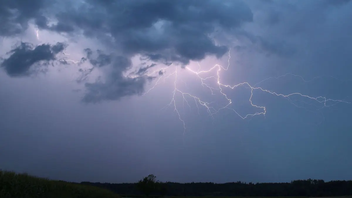 Gewitter - Symbolbild: ARCHIV - 31.07.2024, Bayern, Illertissen: Ein Blitz zuckt bei einem Sommergewitter am abendlichen Himmel. (zu dpa: «DWD warnt vor Hitze, Gewittern und Hagel in Bayern») Foto: Alexander Wolf/onw-images/dpa +++ dpa-Bildfunk +++