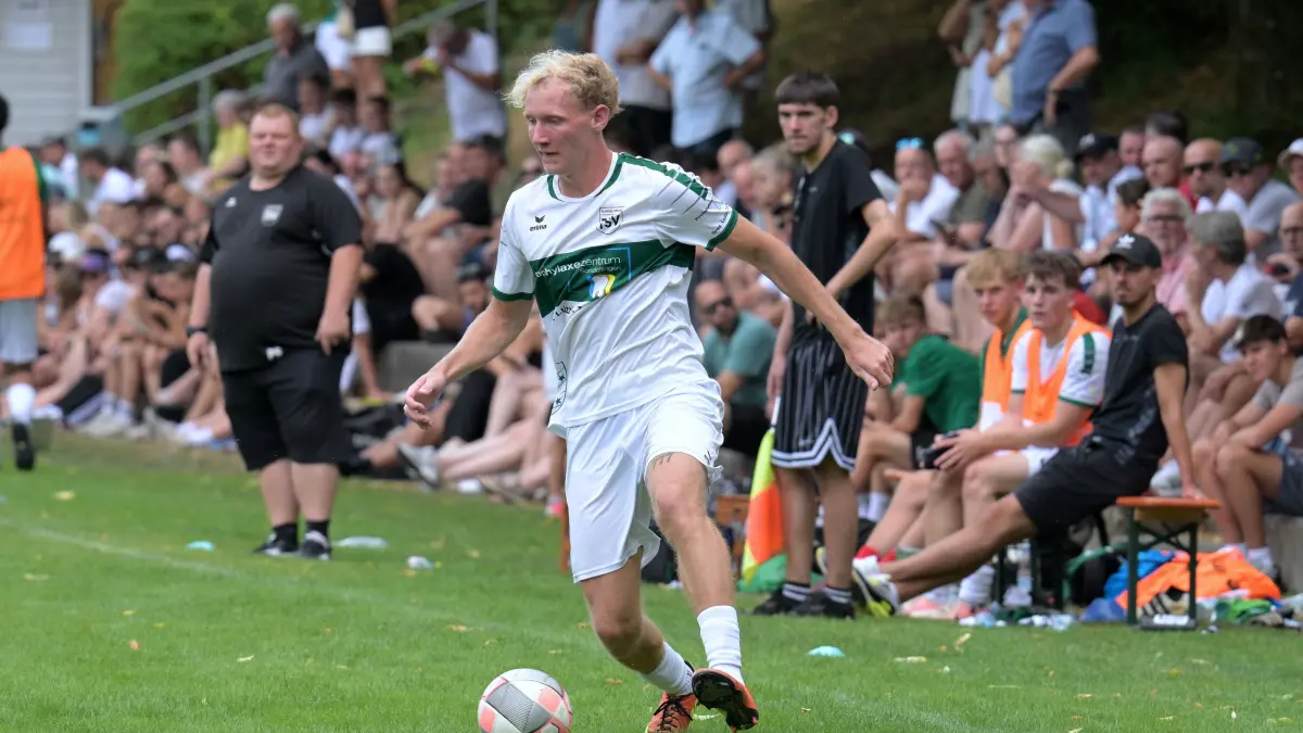 Fussball BL | TSV Sickenhausen vs. TSV Sondelfingen: Fussball BL | TSV Sickenhausen (gruen) vs. TSV Sondelfingen (weiss) // 2026-08-09 // Foto: JoBaur // #17 Malte Priewe (TSV Sondelfingen)