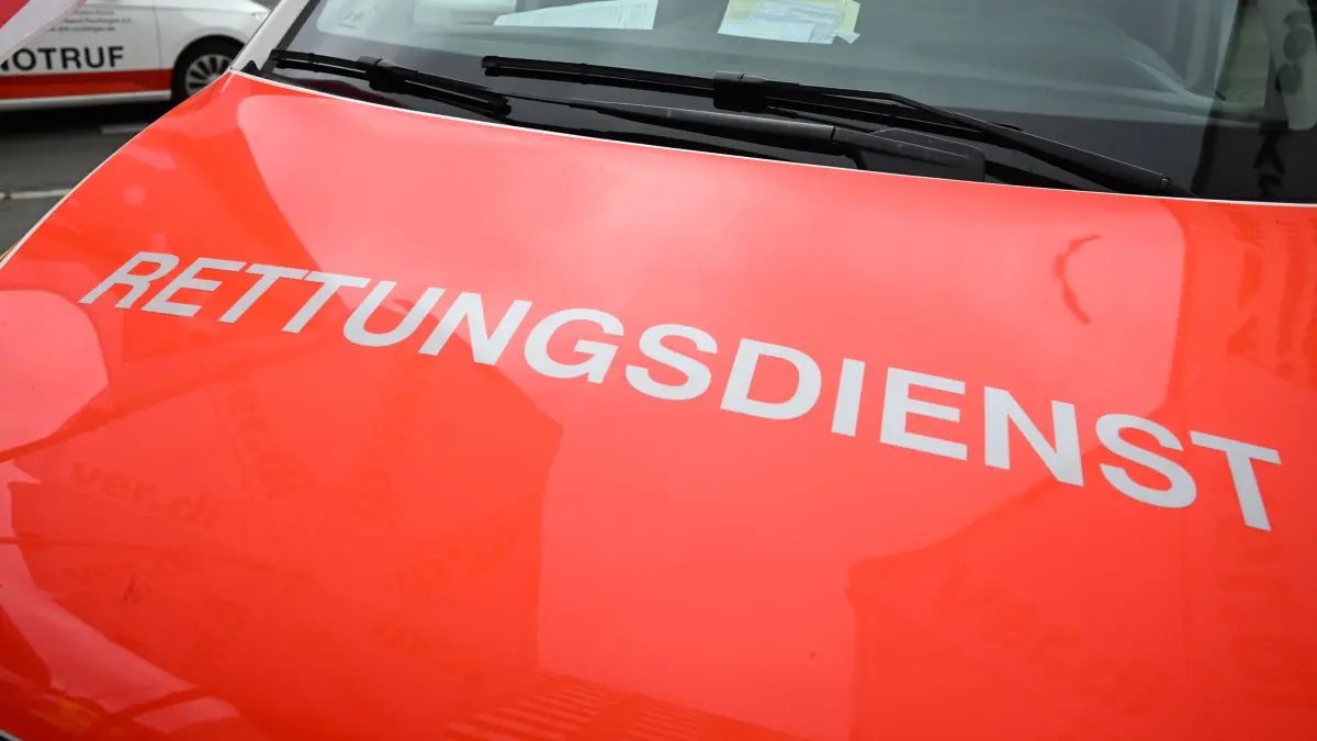 Rettungsdienst Symbolbild: ARCHIV - 03.07.2025, Baden-Württemberg, Reutlingen: Das Wort Rettungsdienst ist auf einem Einsatzwagen des Deutschen Roten Kreuzes (DRK) angebracht. (zu dpa: «Mountainbiker bei Sturz auf Trail lebensgefährlich verletzt») Foto: Bernd Weißbrod/dpa +++ dpa-Bildfunk +++