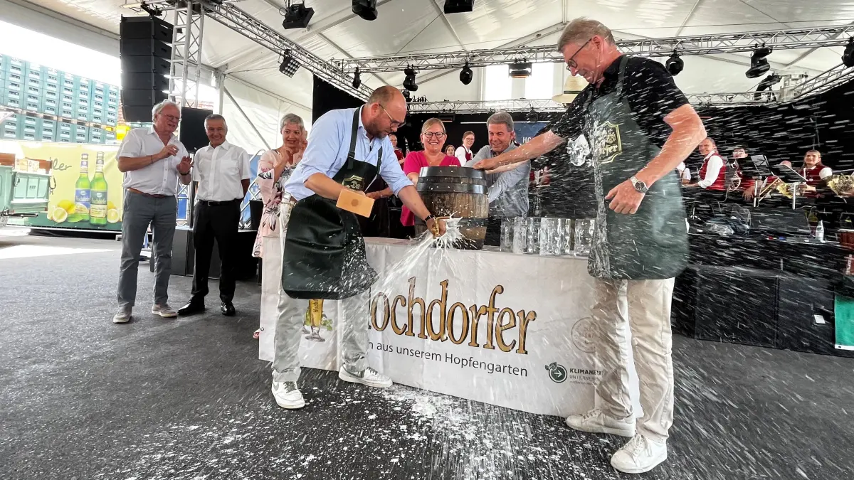 Fassanstich mit Volldampf: Der CDU-Landtagsabgeordnete Carl Hirsch (links) sorgt beim Hochdorfer Hopfenfest für eine schwungvolle Bierdusche.
