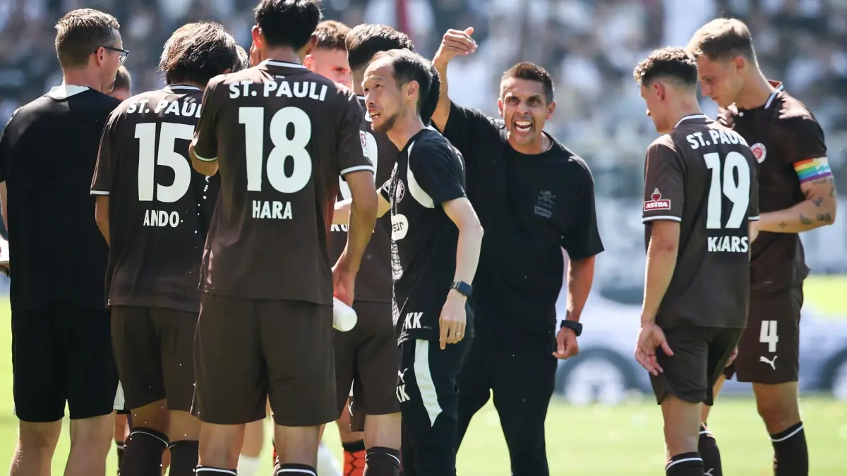 FC St. Pauli - SpVgg Greuther Fürth: 09.08.2026, Hamburg: Fußball, Männer: 2. Bundesliga, FC St. Pauli - SpVgg Greuther Fürth, 1. Spieltag, Millerntor-Stadion, Trainer Marcel Rapp (FC St. Pauli, 3.v.r) spricht in einer Spielunterbrechung mit den Spielern. Foto: Christian Charisius/dpa - WICHTIGER HINWEIS: Gemäß den Vorgaben der Bundesliga bzw. des DFB Deutscher Fußball-Bund ist es untersagt, in dem Stadion und/oder vom Spiel angefertigte Fotoaufnahmen in Form von Sequenzbildern und/oder videoähnlichen Fotostrecken zu verwerten bzw. verwerten zu lassen. +++ dpa-Bildfunk +++