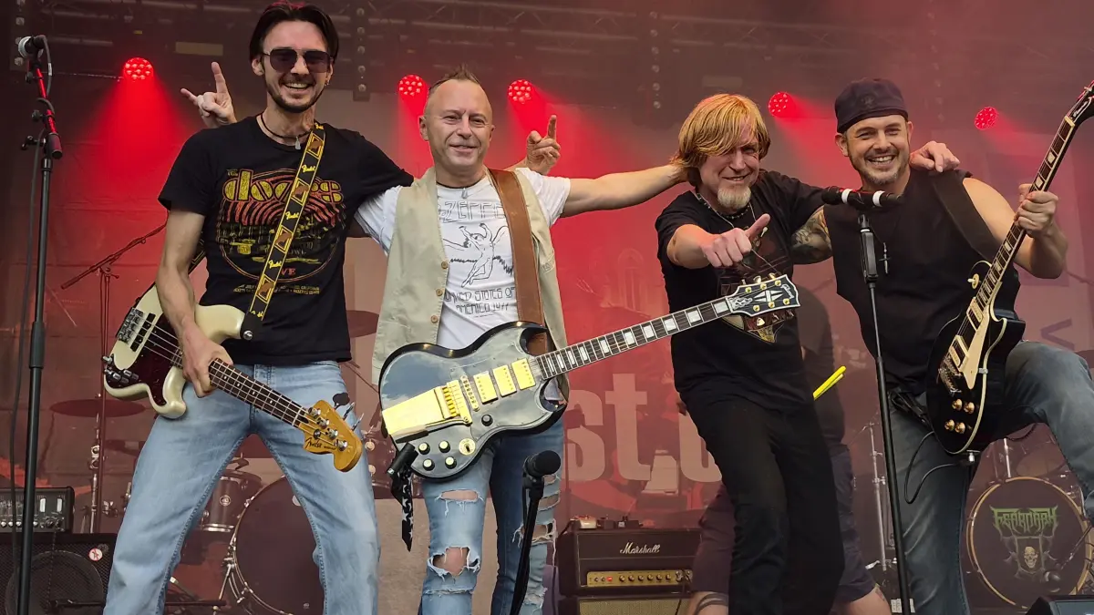 Mit Spaß dabei: Die Band "Sometimes Salvation" auf der Bühne des Balinger Kultursommers.