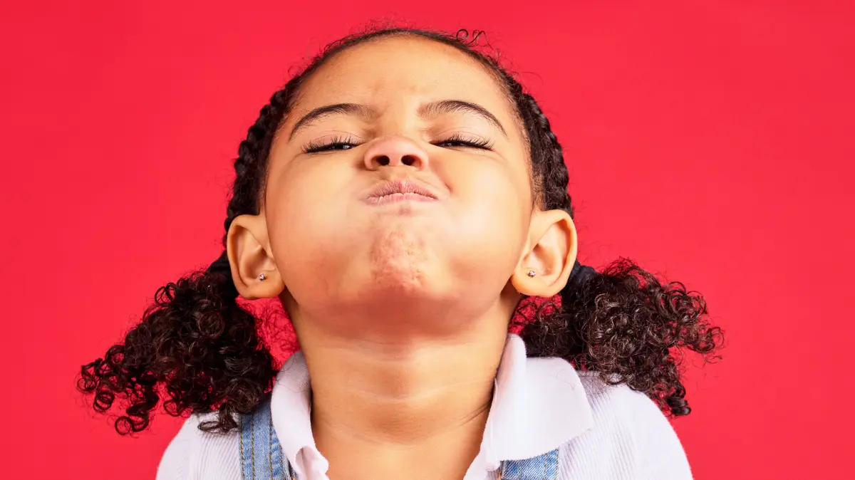 Attitude, childhood and face of girl on red background in studio with angry, upset and frustrated reaction. Emoji, comic and young kid with air in cheeks, tantrum behaviour and mad facial expression: Attitude, childhood and face of girl on red background in studio with angry, upset and frustrated reaction. Emoji, comic and young kid with air in cheeks, tantrum behaviour and mad facial expression. LicenseRF ,model released, Symbolfoto PUBLICATIONxINxGERxSUIxAUTxONLY Copyright: xZoonar.com/YurixArcursxpeopleimages.comx 19733373 ,model released, Symbolfoto ,property released