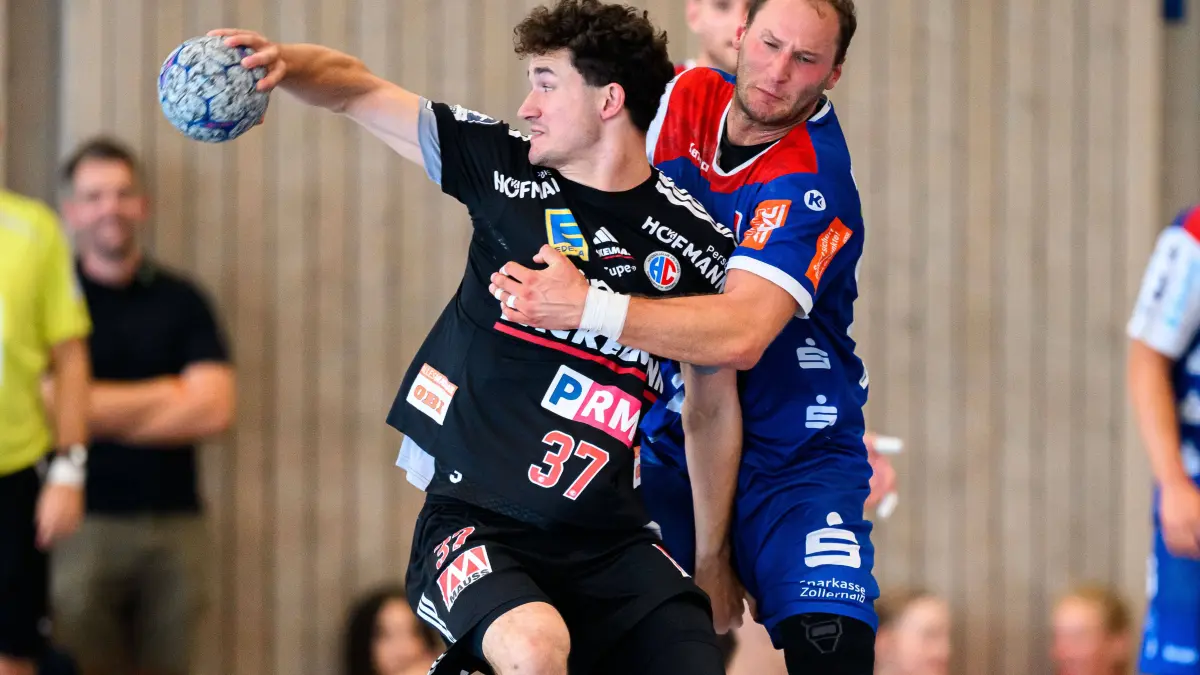 HBW Balingen - HC Erlangen : Altensteig: SCup - Spiel Platz 3 - 26/27 - HBW Balingen - HC Erlangen v. li. im Zweikampf Luca Bialowas Erlangen und Tobias Heinzelmann HBW Balingen Altensteig Eichwaldhalle Baden-Württemberg Deutschland *** Altensteig SCup Match for 3rd Place 2627 HBW Balingen vs. HC Erlangen from left in a one-on-one battle: Luca Bialowas of Erlangen and Tobias Heinzelmann of HBW Balingen Altensteig Eichwaldhalle, Baden-Württemberg, Germany