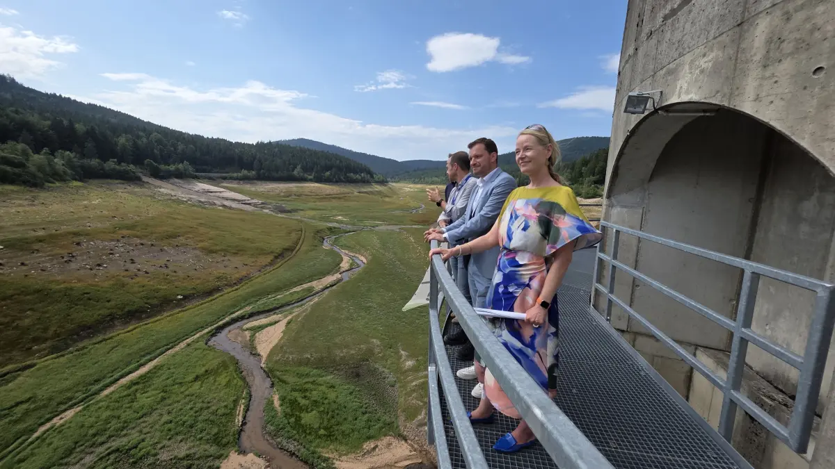 Blick von der Schwarzenbach-Talsperreüber das leere Staubecken. Vorne Landes-Umweltministerin Thekla Walker (Grüne), dahinter Forbachs Bürgermeister Robert Stiebler (parteilos). Hinter Stiebler (abgewandt): Ulrich Rost, Leiter der Abteilung Produktion Wasserkraft Süd der EnBW