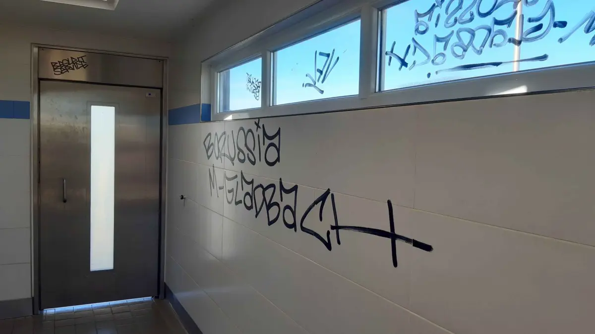 Vandalismus und Ekel-Toiletten an Autobahnen: HANDOUT - 06.04.2026, Baden-Württemberg, Büjl: Ein mit Schmierereien verunstaltetes WC-Gebäude an einer Autobahn. Müll und Vandalismus verursachen laut Autobahn GmbH jedes Jahr Kosten im sechsstelligen Bereich. (zu dpa "Müll, Vandalismus und Ekel-Toiletten an Autobahnen") Foto: ---/Via Solutions Südwest Gmbh & Co KG/dpa - ACHTUNG: Nur zur redaktionellen Verwendung im Zusammenhang mit der aktuellen Berichterstattung und nur mit vollständiger Nennung des vorstehenden Credits +++ dpa-Bildfunk +++