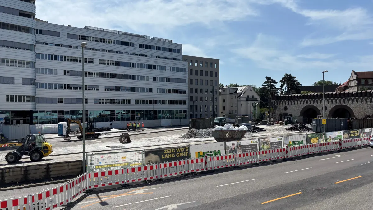 Ehinger Tor: Der Umbau nach der ersten Woche, das große Dach ist bereits gänzlich abgebaut worden.