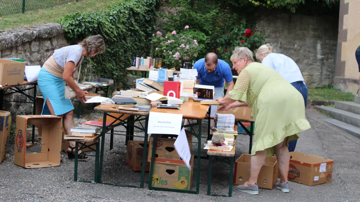 Ein kleiner, aber besonderer Bücherflohmarkt lud zum Stöbern ein.