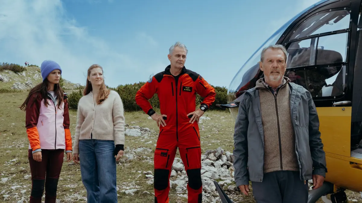Es ist Zeit für die Wahrheit: Gegenüber Maren (Svenja Wasser, 2. v. l.) und Leni Prädel (Lola Linnéa Padotzke, l.) sowie Pilot Michael Dörfler (Robert Lohr, 2. v. r.) erleichtert Wolfgang Hoffmann (Hansi Kraus, r.) sein Gewissen.