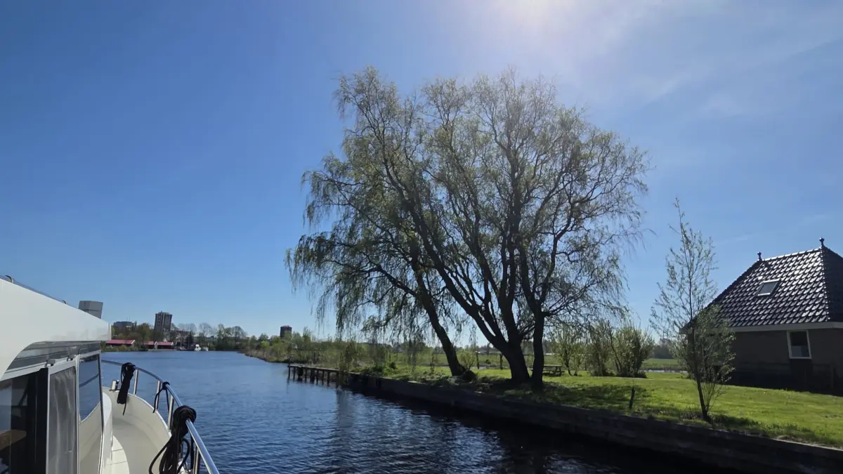 Idylle pur erlebt man bei einem Frieslandurlaub mit dem Motorboot. Hier kann man abschalten und neue Kraft tanken.