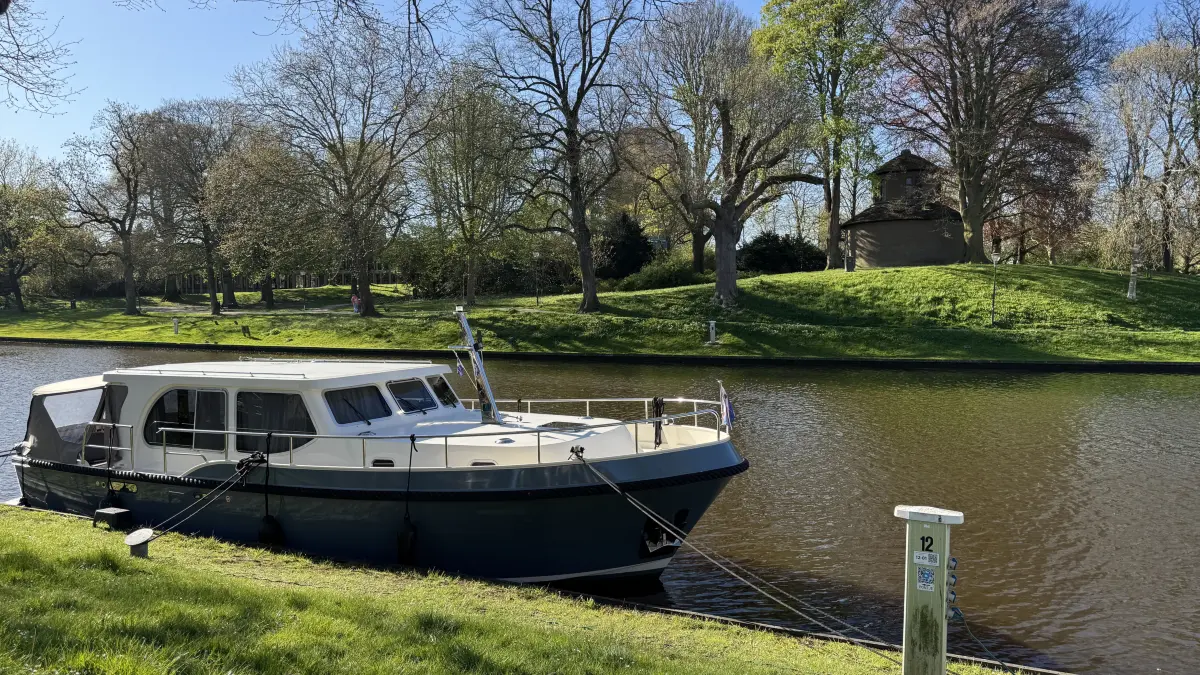 Ob quer durchs Naturschutzgebiet schippern oder in den friesischen Städtchen mitten im Zentrum anlegen und das geschäftige Treiben erleben, mit einem gecharterten Motorboot hat man alle Freiheiten.