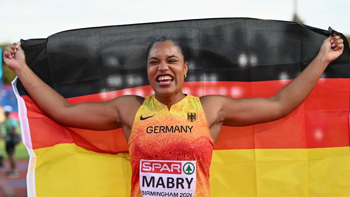 Leichtathletik: Europameisterschaft: 10.08.2026, Großbritannien, Birmingham: Leichtathletik: Europameisterschaft, Frauen, Kugelstoßen, Finale. Yemisi Mabry (Deutschland) jubelt über ihren dritten Platz. Foto: Sven Hoppe/dpa +++ dpa-Bildfunk +++