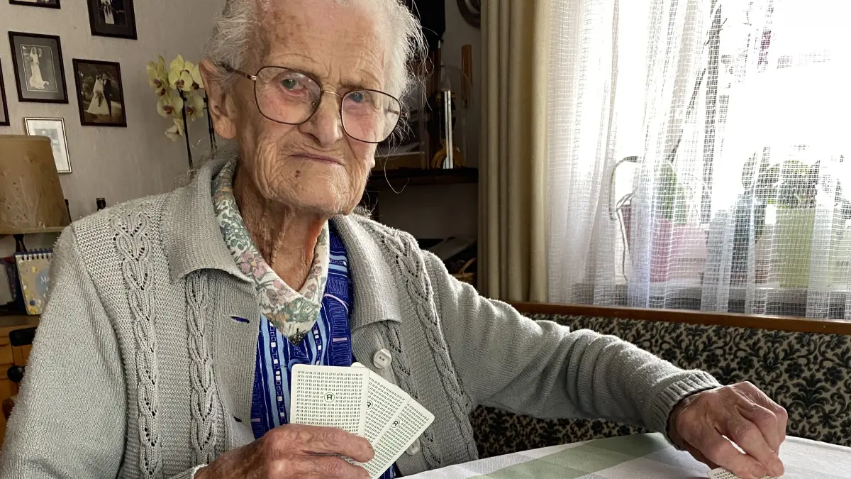 Irma Waldmann aus Spielbach spielt auch mit 100 Jahren noch gern „Elfer raus!“.