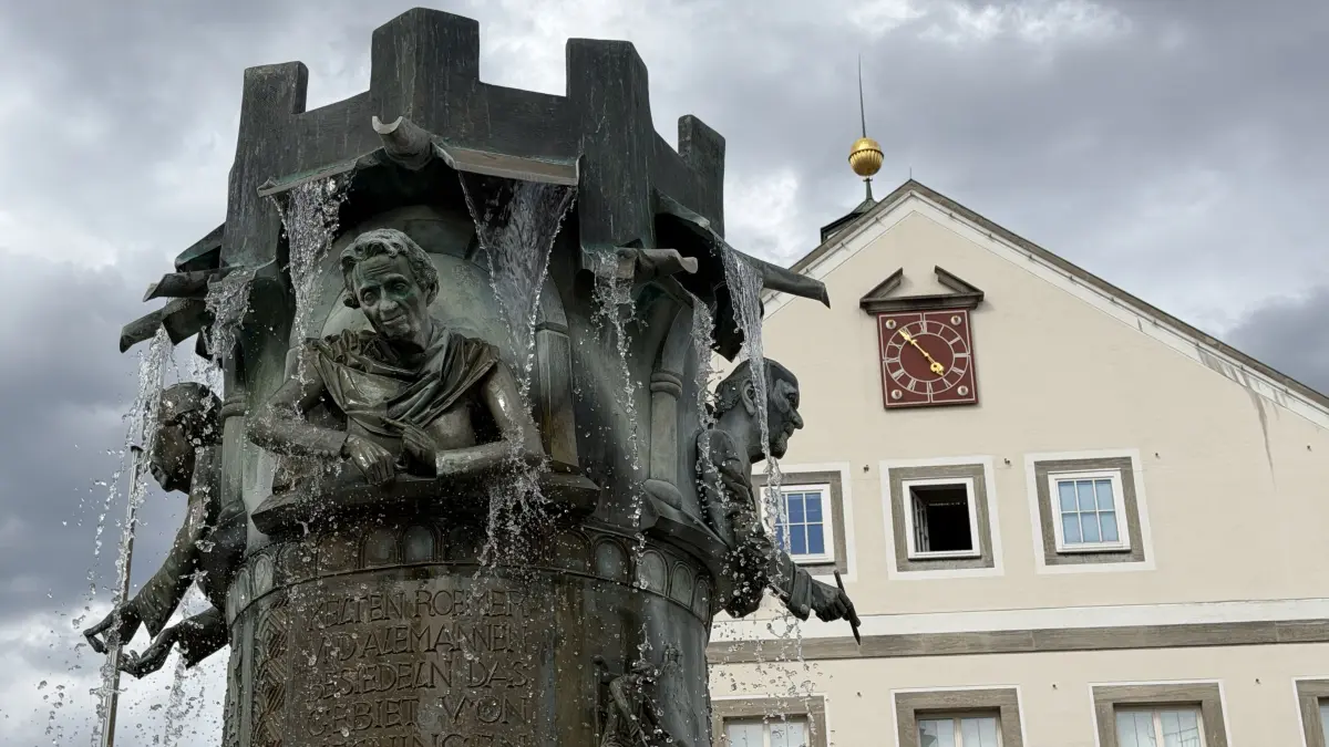 Der Brunnen vor dem Rathaus plätschert am Montagnachmittag noch. Die Stadt kündigt an, ihn abzuschalten, um Wasser zu sparen.