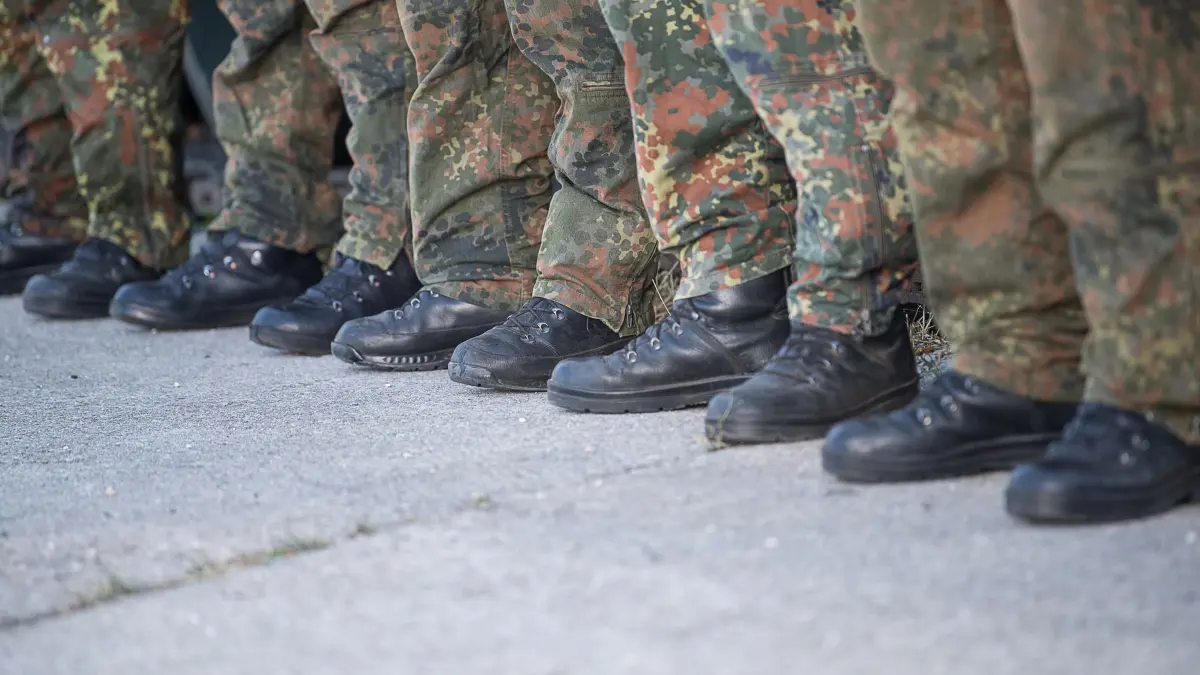 Soldaten: ARCHIV - 20.08.2018, Baden-Württemberg, Stetten am kalten Markt: Soldaten der Bundeswehr sind in einer Kaserne angetreten. (Symbolbild) (zu dpa: «Friedberg als ein Standort für Neuen Wehrdienst im Blick») Foto: Sebastian Gollnow/dpa +++ dpa-Bildfunk +++