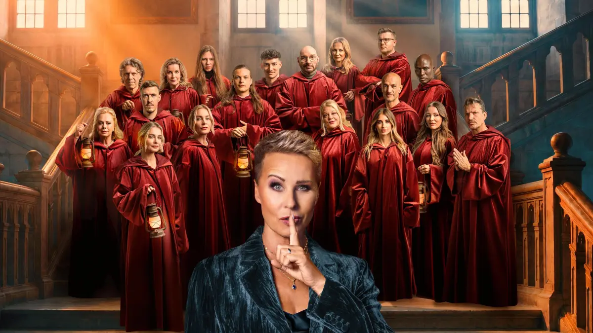 Sonja Zietlow (unten M.) moderiert „Die Verräter“ Staffel 4.