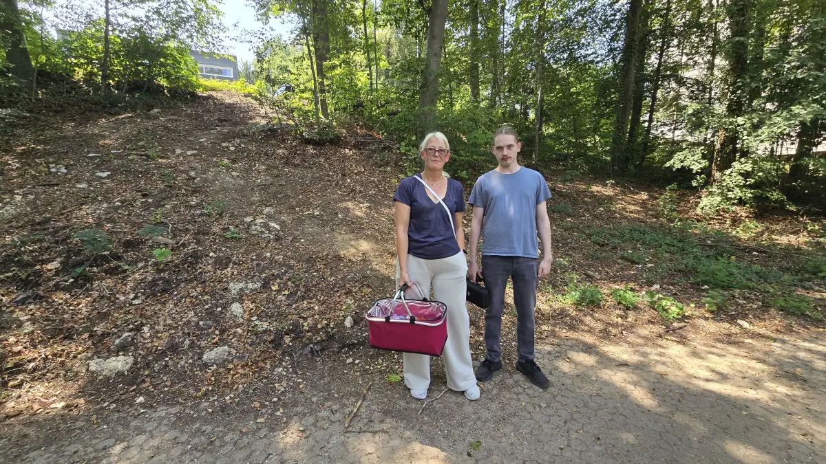 Vermissen die Treppe im Klingensteiner Wald: Kerstin Amann und Sohn Damon Karger aus dem Leubeweg in Blaustein.