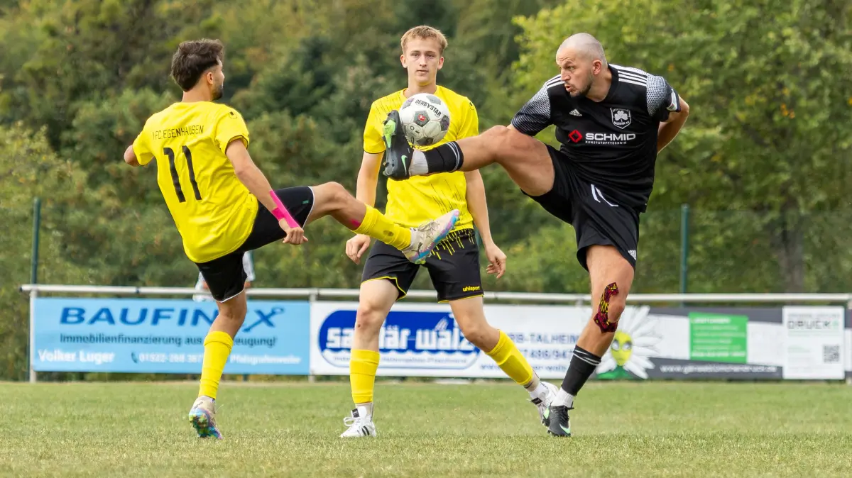 1.FC Egenhausen vs SF Salzstetten,Fussball,Steinachtalpokalturnier, Saison 2026/2027, 09.08.2026: Norbert Neumann (SF Salzstetten, #19) setzt sich hier elegant gegen Paul Volz (1.FC Egenhausen, #11) durch.
1.FC Egenhausen vs SF Salzstetten,Fussball,Steinachtalpokalturnier, Saison 2026/2027, 09.08.2026,
Foto: Eibner-Pressefoto/Davide Di Giovanni