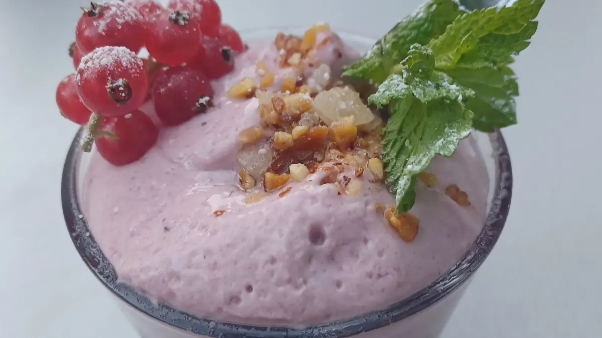 Eine sommerliche Nachspeise, die bei Hitze auch bestens den Kuchen zum Kaffee ersetzt: Rote Grütze mit Kirschen.