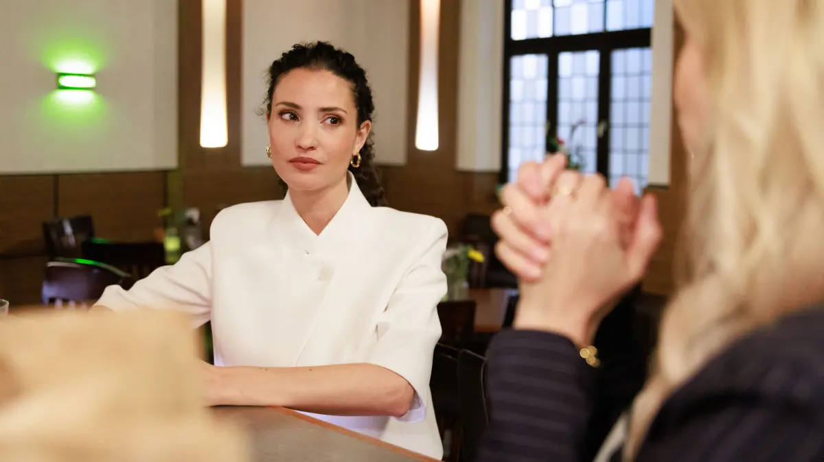 Naomi (Nadine Menz, l.) lehnt ein Hilfsangebot Patrizias (Miriam Lahnstein) aus Prinzip ab.