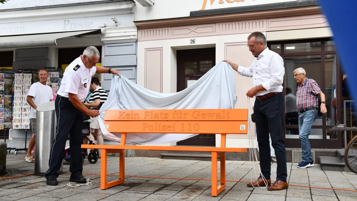 Die "Orange Bank" wird in den kommenden Wochen vor der Marien-Apotheke stehen. Sie soll ein deutliches Zeichen gegen Gewalt sein - und auf Hilfsangebote für Betroffene hinweisen.