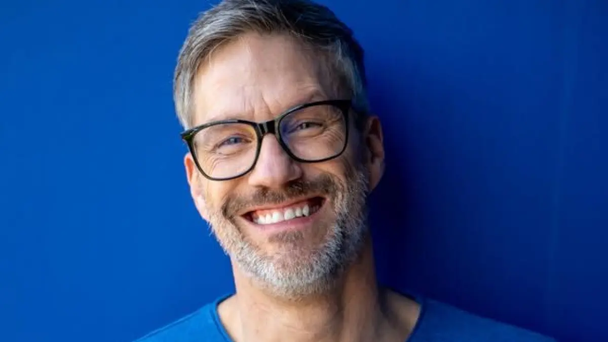 Schauspieler Stefan Bockelmann, der bei AWZ Henning Ziegler spielt, warnt seine Fans vor einer dreisten Betrugsmasche.