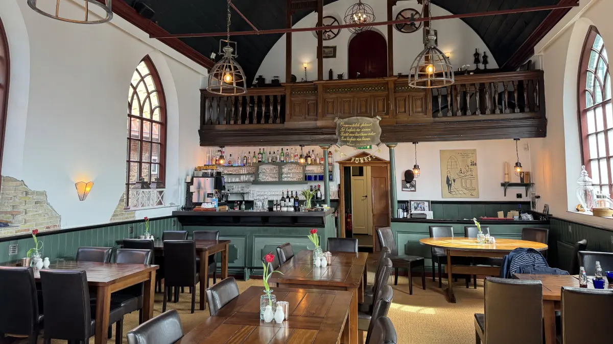 In Woudsend wurde eine Kirche in ein Restaurant mit dem passenden Namen "Ponkje", auf deutsch "Klingelbeutel", umgewandelt. Die Rechnung wird dann in selbigem "serviert".