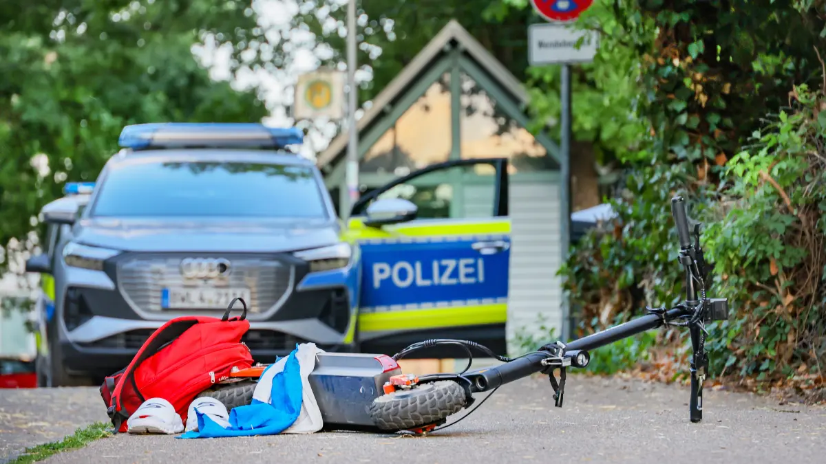Unfall mit E-Scooter an der Wendeplatte vor der Grundschule in Steinbach / Großcomburger Weg. Zwei 14-Jährige Jugendliche werden schwer verletzt / schwerstverletzt / lebensgefährlich verletzt. Sie standen zu zweit ohne Helm auf dem Roller. Einer der beiden wird mit einem Hubschrauber in eine Spezialklinik geflogen.