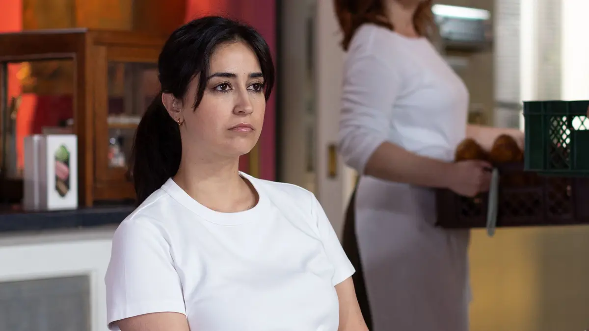 Esma (Özge Delioglan, l.) begeht wegen des Schmerzes wegen des Verlustes der Konditorei eine Straftat. In der Mitte Anna (Marie Zielcke), rechts Bambi (Ben Heinrich, Bild aus Folge)