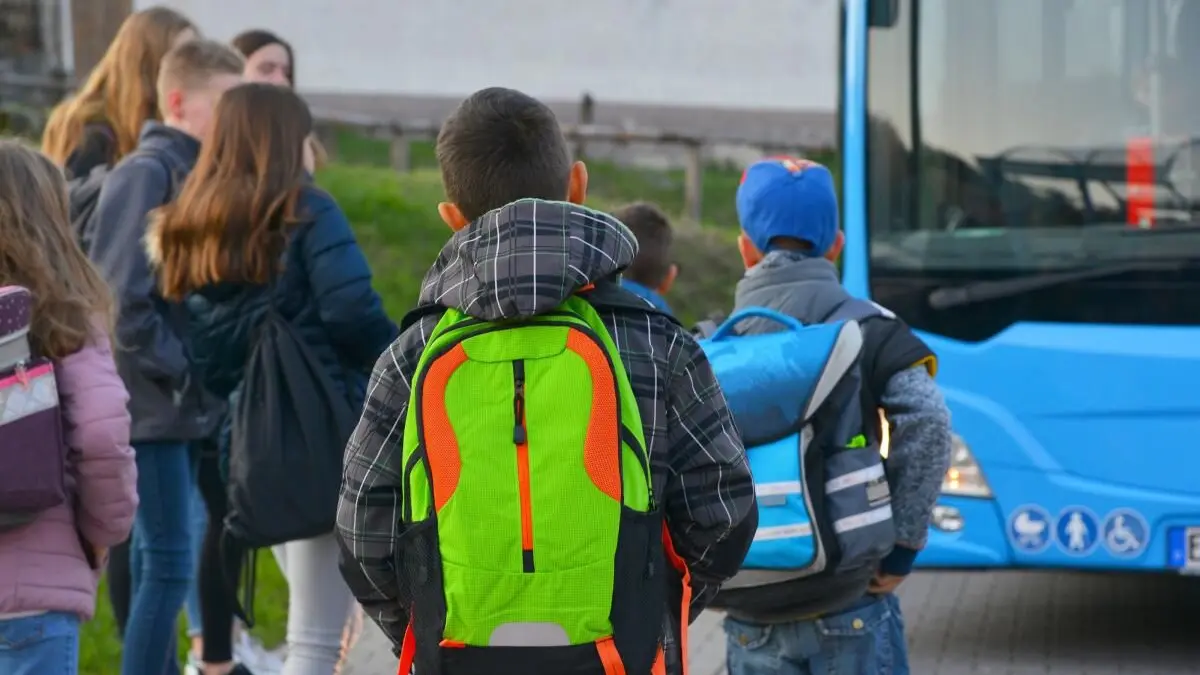 Symbolfoto: Schüler auf dem Weg zu Schule - mit dem Schulbus