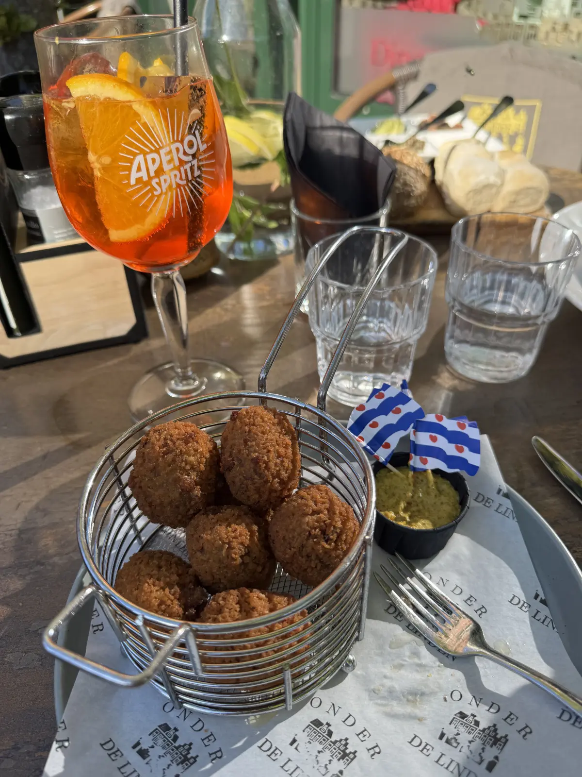 Am Nachmittag bestellt man sich in den Niederlanden gerne Borrelhapjes, wie in diesem Fall Bitterballen, die man zu einem Glas Bier oder Wein oder einem Aperitiv isst.