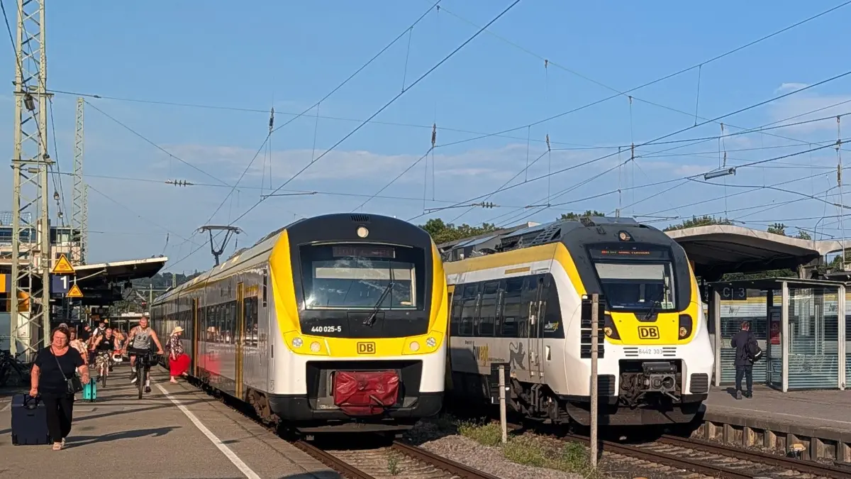 BWegt Züge auf Gleis 1, 2 und 3 auf dem Hauptbahnhof in Tübingen.