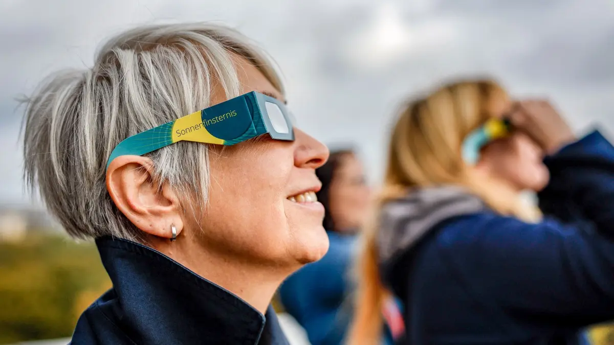 Nur mit einer speziellen Brille darf man gefahrlos die Sonnenfinsternis betrachten.