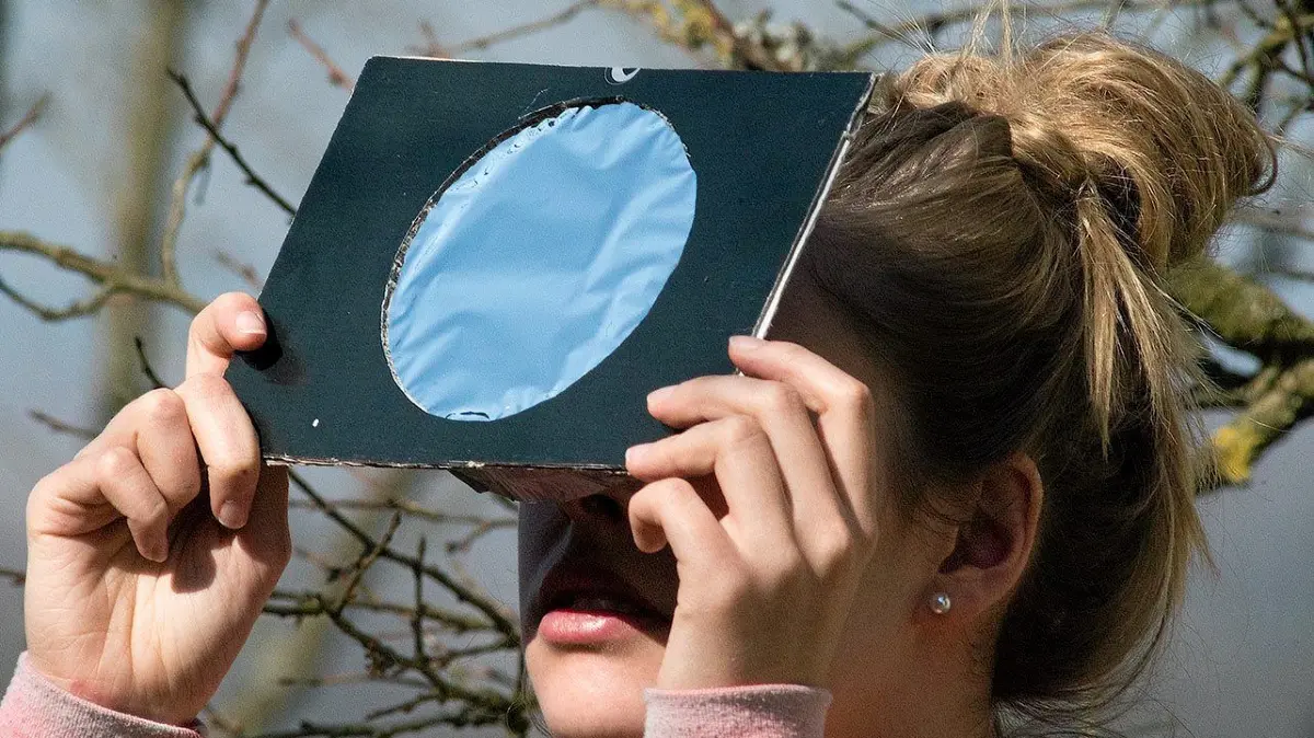 (ohne Überschrift): Vorsicht: Dieses Foto ist möglicherweise nur für den einstigen Verlag Schwäbisches Tagblatt verwendbar. Beobachterin der Partiellen Sonnenfinsternis 2015 mit Sonnenfilter
20.03.15 Bild: Metz